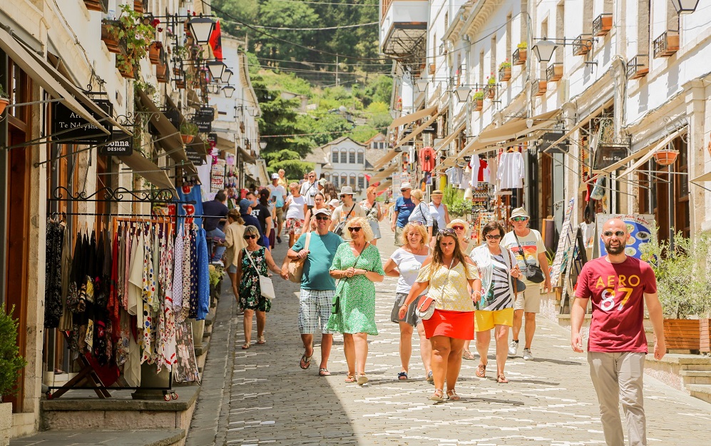 Turizmi arrin rekord, 5.2 milione shtetas te huaj hyne gjate janar-korrik